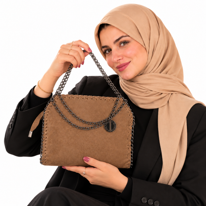 شنطة كتف مستوردة بحواف مضفرة وسلسلة معدنية أنيقة