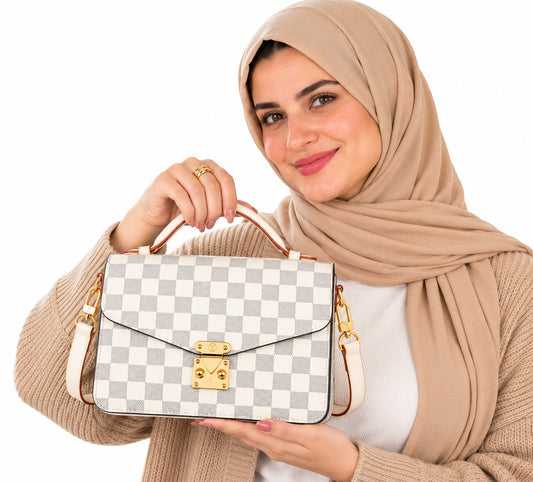 شنطة يد نسائية بنقشة هندسية مع علبة هدايا وكيس حماية