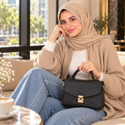 شنطة يد نسائية بنقشة هندسية مع علبة هدايا وكيس حماية