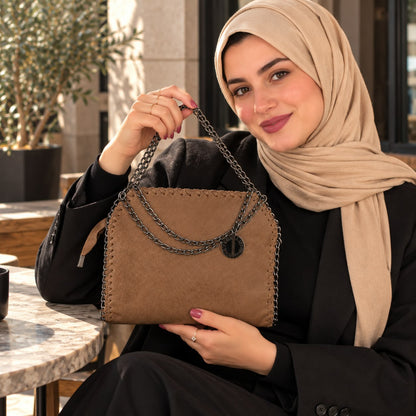 شنطة كتف مستوردة بحواف مضفرة وسلسلة معدنية أنيقة
